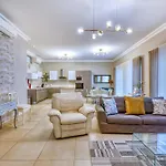 Prime Cambridge 3br Close To Seafront With Wifi And Ac